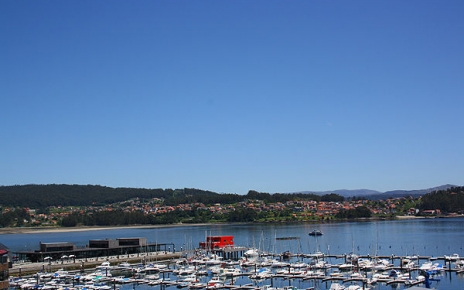 Clients who stay at this Holiday villa have free mooring at Combarro port